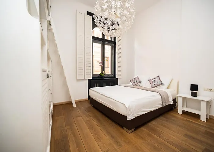 Spacious Luxury 200 Sqm Apartment In Center